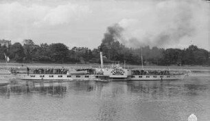 Dresden. Personen-Seitenraddampfer "Tetschen" (1892, Werft Blasewitz) in Fahrt stromauf