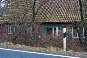 Pfefferberg (2): traufständige Fachwerkkate: Straßenfront, Teilansicht: Tür, Sprossenfenster