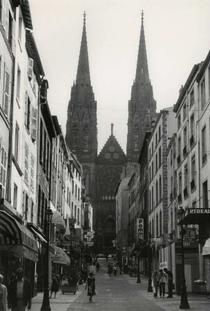 Die Altstadtstraße von Clermont-Ferrand mit Blick auf die gotische Kathedrale