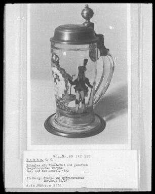 Bierglas mit Zinndeckel und gemaltem bergmännischem Wappen