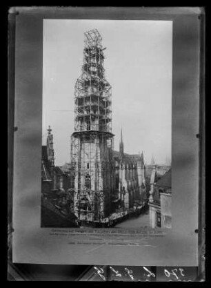 Köln, Gezimmertes Gerüst am Turmbau der Herz-Jesu-Kirche zu Köln