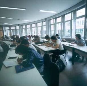 Duisburg. Neubauten der Universität. Arbeitstische in Seminarraum