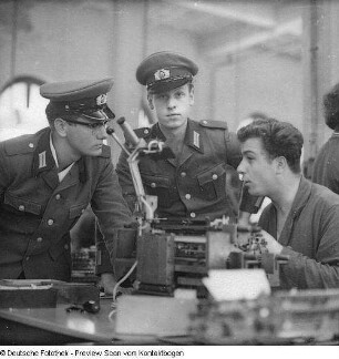 Sowjetische und deutsche Soldaten im SWD (Sachsenwerk?)