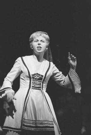 Szenenbilder aus "Die lustige Witwe", Operette in drei Akten von Franz Lehár. Metropol-Theater Berlin, Dezember 1963