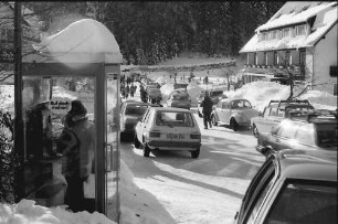 Hinterzarten: Straße zum Thomahof; Sonntagsbetrieb mit Telefonzelle