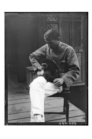 Kurt Beyer mit Affen : Thailand. Dr. Kurt Beyer mit seinem Affen Fips, 1910