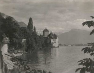 Veytaux, Schweiz. Blick von Montreux-Territet über den Genfer See auf Schloß Chillon