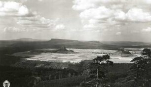 Sächsische Schweiz. Schönaer Ebenheit mit Zirkelstein und Kaiserkrone. Blick vom Winterberg über das Elbtal nach Südwest gegen Hohen Schneeberg, Großen und Kleinen Zschirnstein