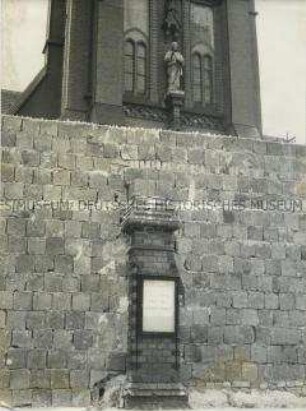 Zugemauerte Eingänge der Versöhnungskirche in der Bernauer Straße an der Sektorengrenze