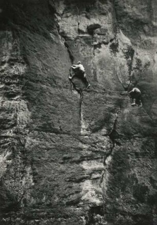 Sächsische Schweiz, Affensteine. Kreuzturm. Ehrhardt Renger an der Hangelrippe der Nordwand (VIIb)