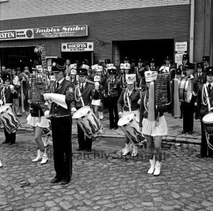 Oldesloer Spielmannszug von 1964 e.V.: Jugendspielmanns- und Fanfarenzug: Marktplatz: Platzkonzert: hinten Hauptgebäude der Kreissparkasse Stormarn: vorn rechts Zuschauer