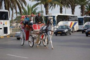Hauptstadt Tripolis : Geschmückte Kutsche, Autoverkehr, am "Grünen Platz", dem zentralen Aufmarschplatz in der libyschen Hauptstadt Tripolis, aufgenommen 2006