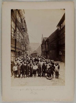 Sanierungsgebiet. Abbruch am Eichholz, Hafen-Gängeviertel. Straße mit Kindergruppe.
