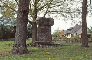 vorne links Gedenkstein 1870 vor Friedenseiche: hinten Mitte Ehrenmal