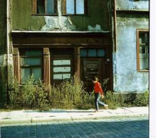 Im Zentrum von Halle/Saale desolates Haus, Foto ca.- 1980