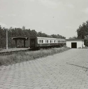 Abfahrbereiter Personenzug (Richtung Dresden-Klotzsche) am Bahnsteig