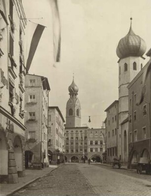 Rosenheim (Oberbayern).Blick Heilig-Geist-Straße zum Max-Josefs-Platz. Bildmitte: Stadtpfarrkirche St. Nikolaus. Rechts: Heilig-Geist-Kirche
