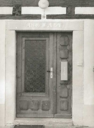 Olbernhau-Haselbach, Dorfstraße 19. Ehemaliges Wohnstallhaus (Hof Nr. 69; 1864). Hauseingang