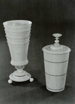 Becher auf drei Kugeln, als vier ineinandergeschobene Becher (links) & runder Becher mit schwarzen Reifen und Deckel (rechts)