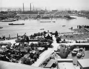 Hamburg-Rothenburgsort. Blick über die Norderelbe zur Peute und Veddel. Vorn Entenwerder mit dem Zollamt (Bildmitte)