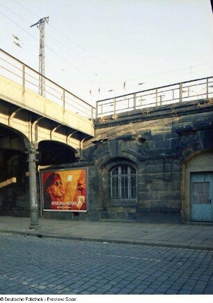 Bahnhof Dresden Mitte. Stützmauer der Hochgleisanlage und Eisenbahnbrücke (Teilansicht) über die Jahnstraße : Dresden-Altstadt. Bahnhof Dresden Mitte. Stützmauer der Hochgleisanlage und Eisenbahnbrücke (Teilansicht) über die Jahnstraße