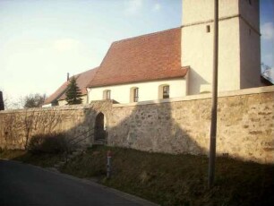 Kirchhofmauer im Süden von Südosten im Verlauf (Wehrgang mit Steinbrüstung und Schießscharten abgetragen)