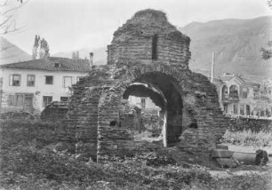 Torbogen : Torbogen in der Nähe einer Siedlung.