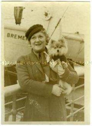 Opernsängerin Frieda Hempel mit ihrem Hund an Deck des Hochseepassagierdampfers "Bremen"