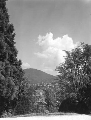 Baden-Baden. Stadtteilansicht mit Stiftskirche gegen Merkus(Großer Staufenberg, 668 m). Blick vom Michaelsberg nach Osten