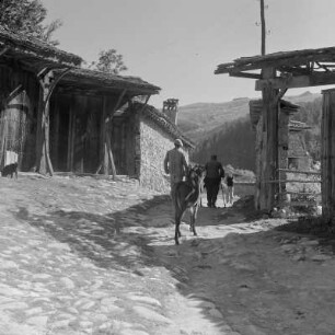 Landleben in Kopriwschtiza im zentralen Teil des Sredna-Gora-Gebirges. Typische Wohnhäuser der altbulgarischen Architektur