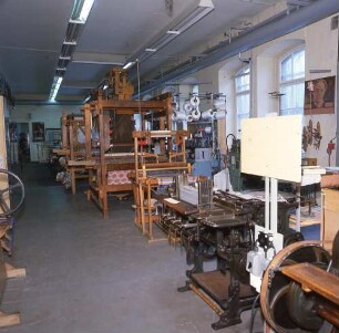 Hohenstein-Ernstthal, Antonstraße 6. Textil- und Rennsportmuseum. Raumaufnahme (Teilansicht) mit Webstühlen