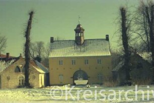 Gut Jersbek: Torhaus: Blick von Straße Allee aus: beiderseits Nebenbauten: Schnee