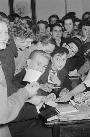 Der Sänger Francis Lorry beim Schreiben von Autogrammen