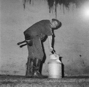 LPG Basedow. Melker mit Milchkanne