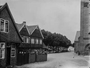 Nikolaikirche : Straße durch Plön, rechts die Nikolaikirche