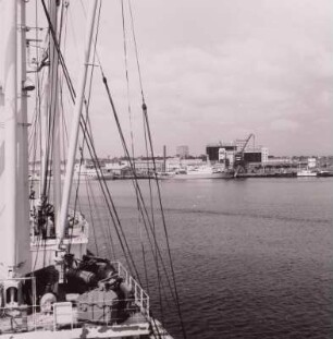 Tema (Ghana). Hafenanlage und Hochhäuser der Stadt von Bord eine Schiffes, um 1960