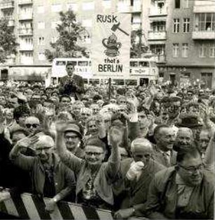 Berliner begrüßen den amerikanische Außenminister Dean Rusk