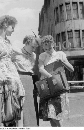 Drei junge Frauen an einer Kreuzung