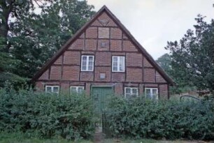 Altenweide 3: Fachwerkkate mit Reetdach: Giebelseite Wohntrakt mit Eingangstür