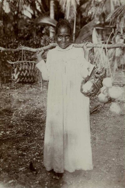 "Femme de Nauru, portant des repas"