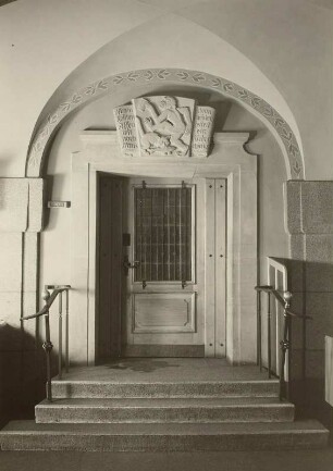 Portal mit Schlußstein "Affe und Kater"