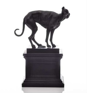 Statuette eines Windhundes (wahrscheinlich Greyhound) auf hohem Sockel