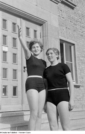 Zwei Sportlerinnen der Deutschen Hochschule für Körperkultur in Leipzig