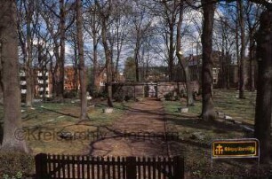 Alter Friedhof: Kriegsgräberstätte 1945: hinten Ehrenmal 1914-18