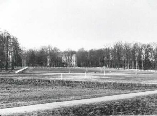 Ehemaliges Schloss in Kreba : Bauwesen - Herrenhäuser. Ort: Chrjebja / Kreba. Ehemaliges Schloss mit Sportplatz.