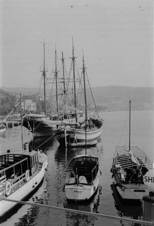 Segelschiff : Segelschiffe und Boote in einem Hafen.