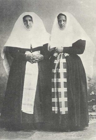 Beichttracht aus der Parochie Wittichenau : Kleidung - katholische Tracht. Ort: Kulow / Wittichenau. Katholische Wendinnen in Beichttracht aus der Parochie Wittichenau (preußische Oberlausitz).