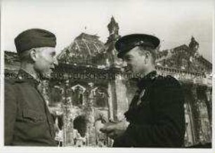 Sergeant Sjanow und ein Korrespondent der Zeitung "Krasny Flot" (Rote Flotte) vor dem zerstörten Reichstag