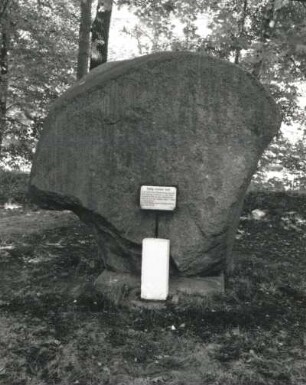 Uhyst. Volkspark, Findling aus dem Kohlerevier Lippen/Ratzen (Granit)