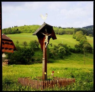 Ränke: Marterl mit goldendem Wetterhahn